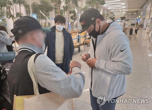 팬들의 사인 요청에 응하는 최지만. <연합뉴스>